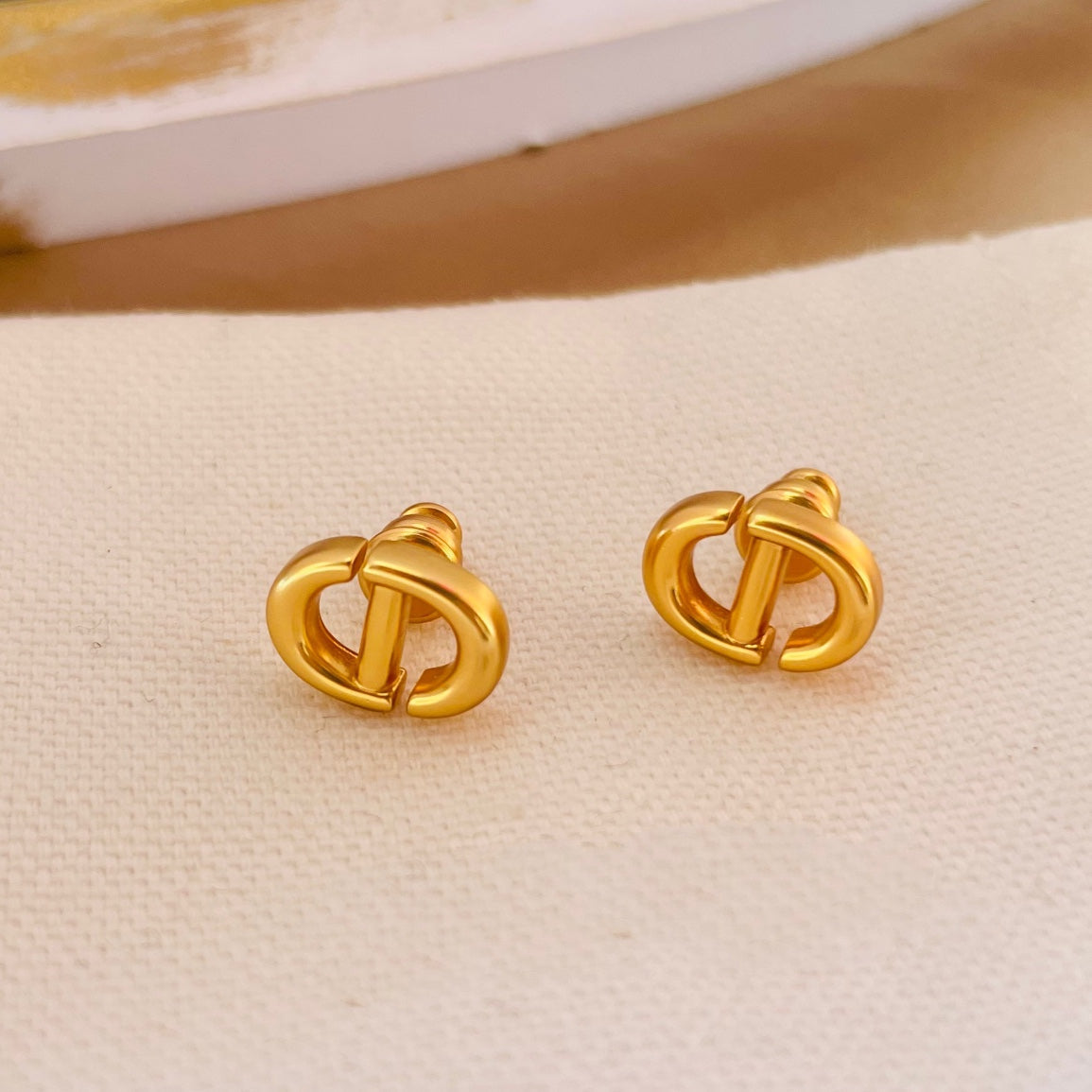 PETIT CD STUD EARRINGS GOLD