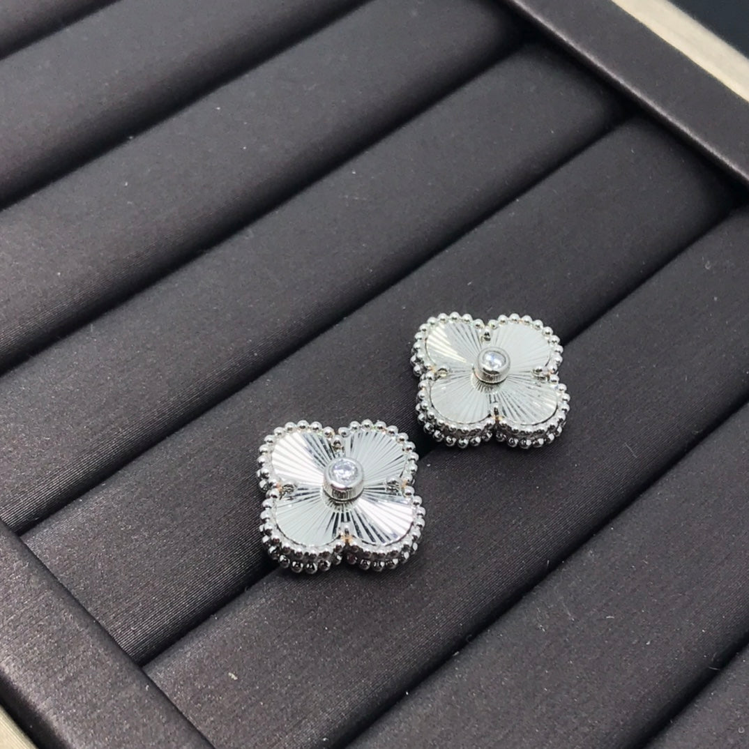 CLOVER STUD DIAMOND EARRINGS