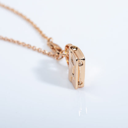 AMULETTE PEDANT PINK GOLD NECKLACE