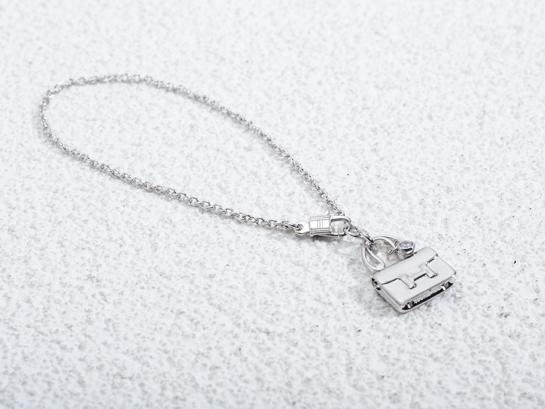 AMULETTE CONSTANCE PEDANT SILVER NECKLACE