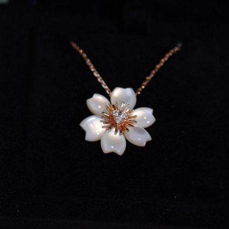 WHITE ROSE PEDANT NECKLACE