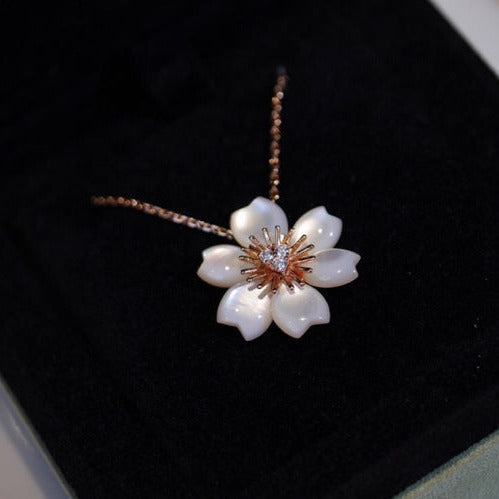 WHITE ROSE PEDANT NECKLACE