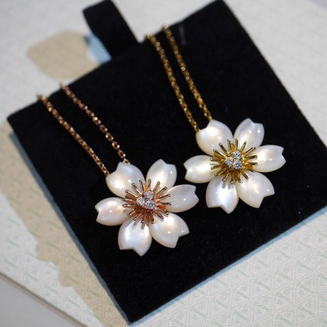 WHITE ROSE PEDANT NECKLACE