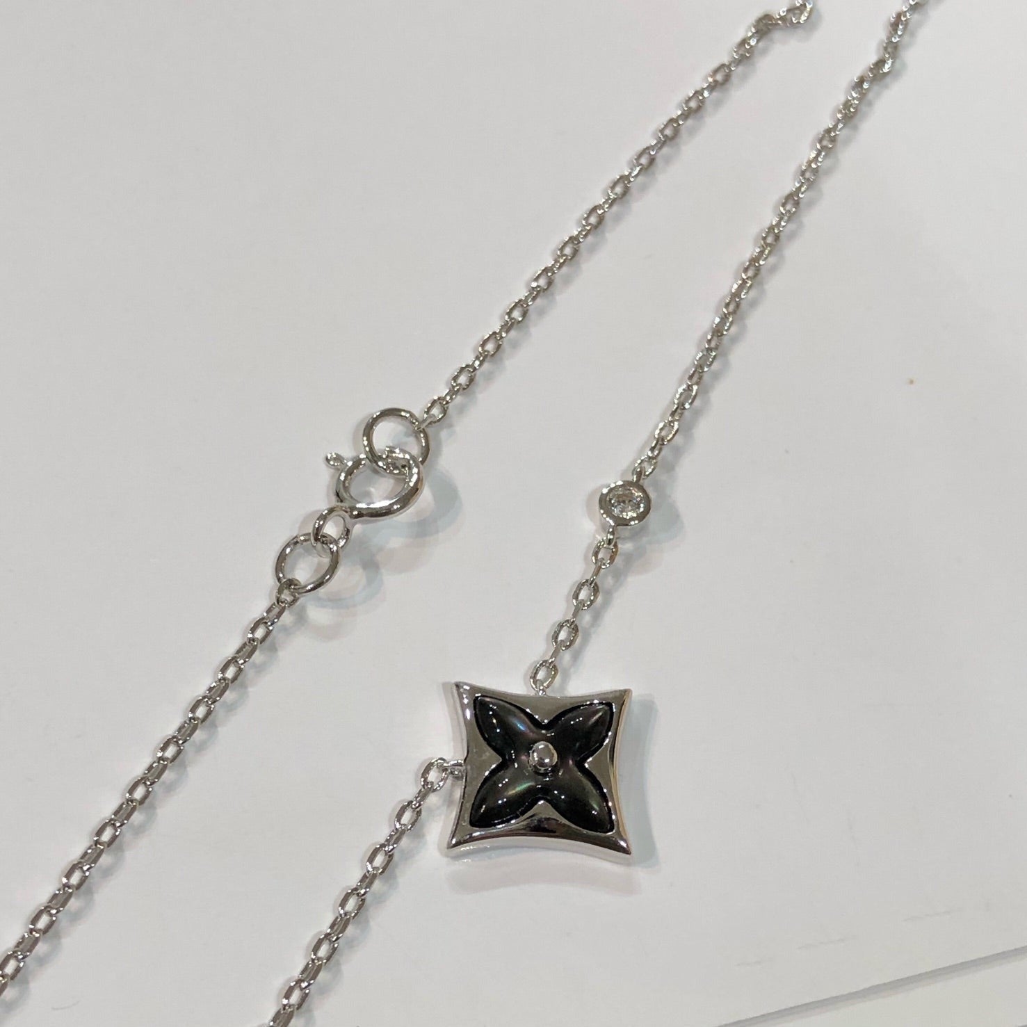 STAR BLACK MOP NECKLACE