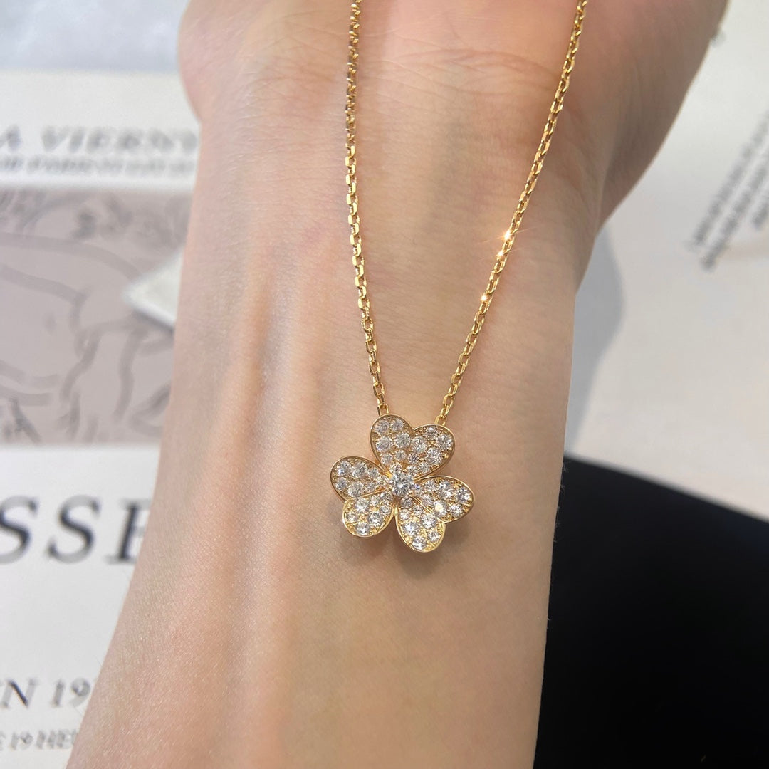 FLOWER DIAMOND NECKLACE