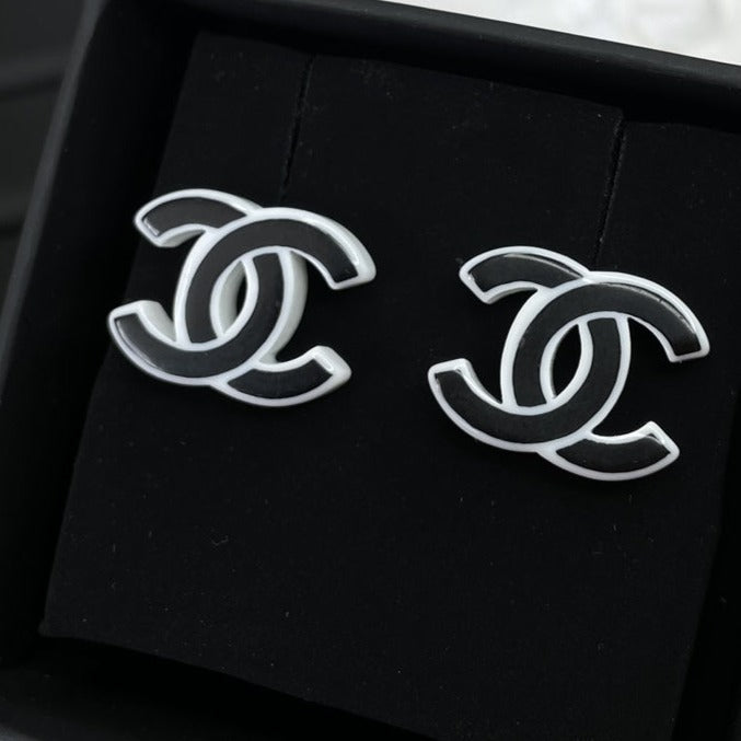 DOUBLE C CERAMIC STUD EARRINGS