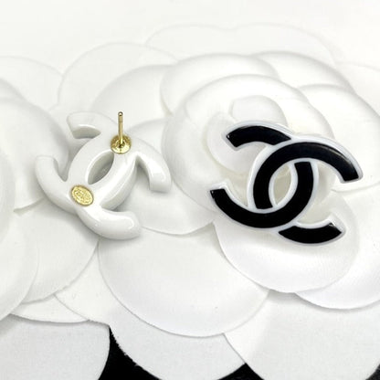 DOUBLE C CERAMIC STUD EARRINGS