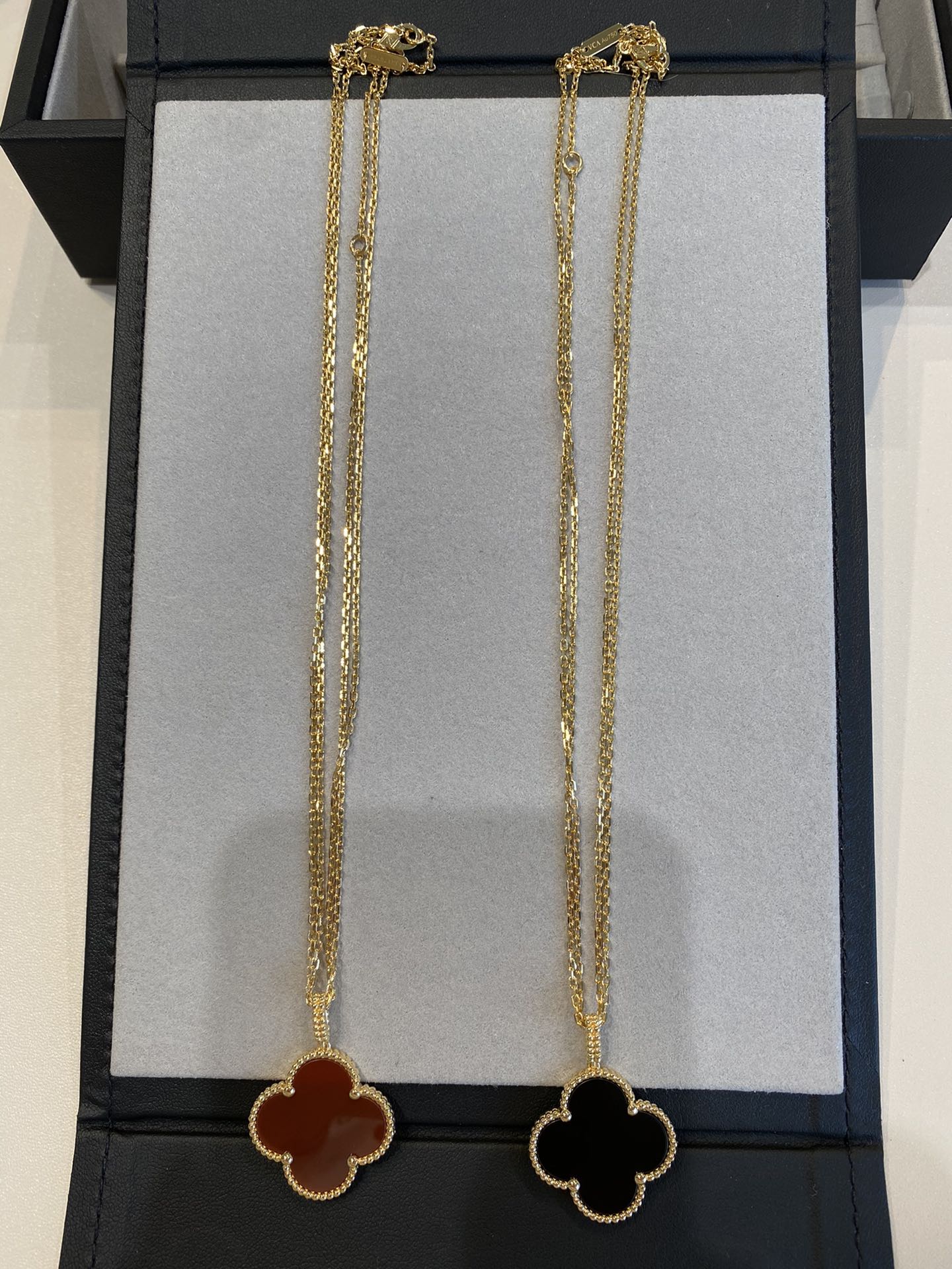 CLOVER NECKLACE GOLD CARNELIAN