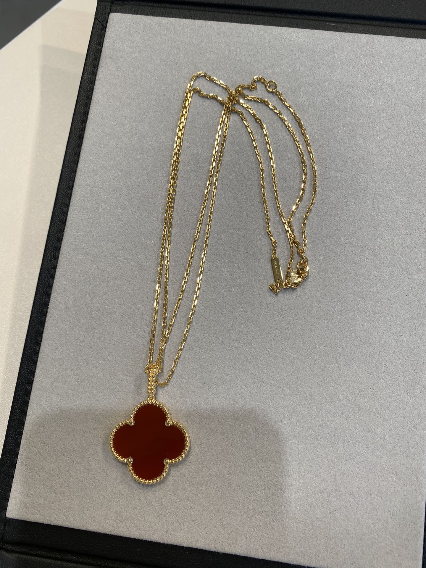 CLOVER NECKLACE GOLD CARNELIAN