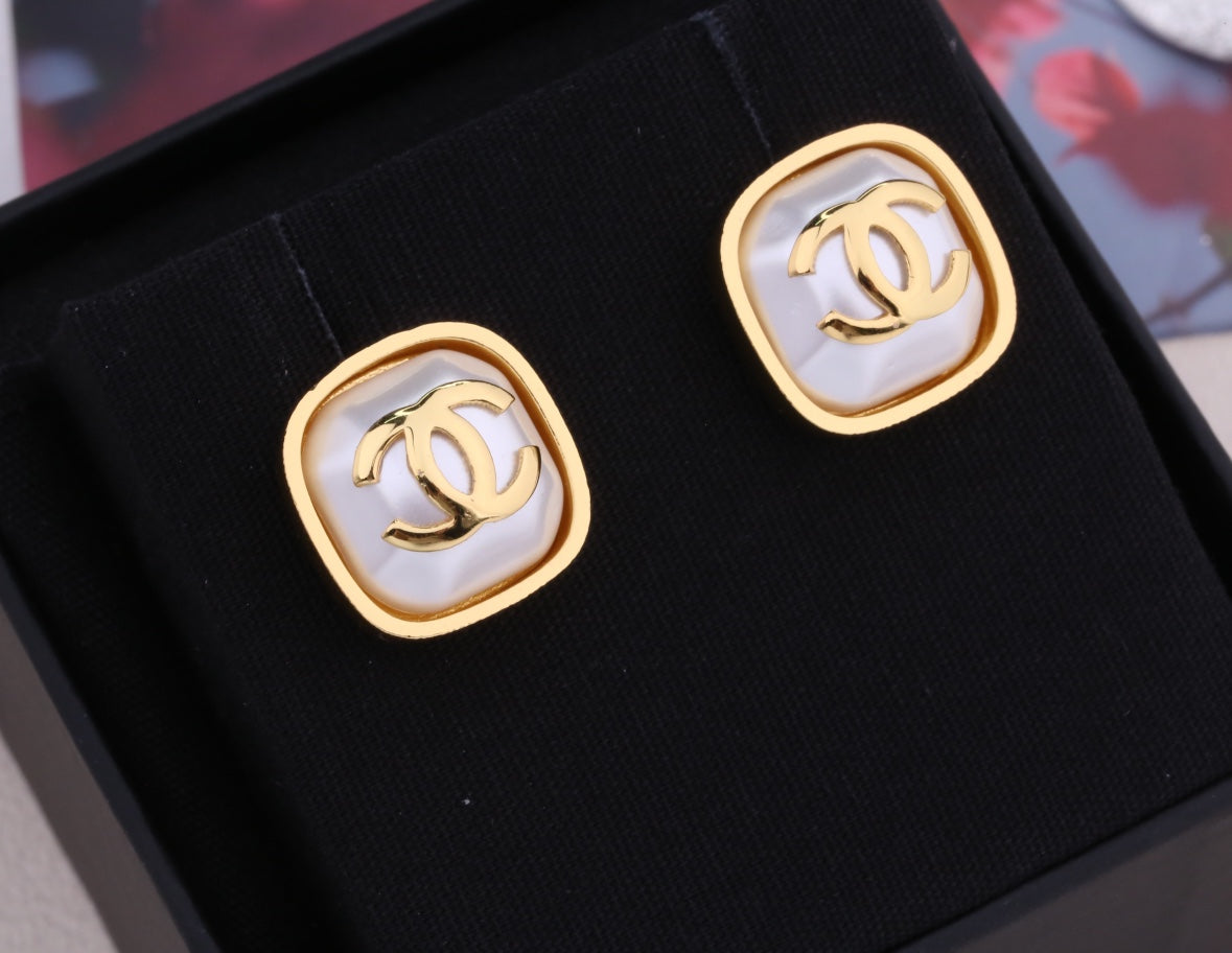 DOUBLE C GOLD MOP STUD EARRINGS