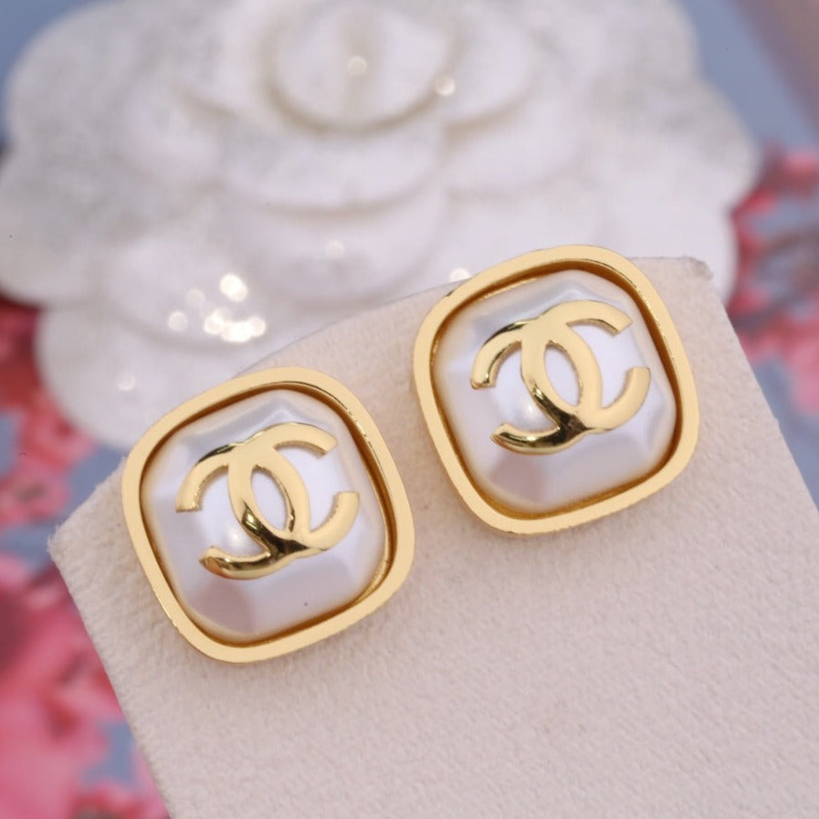 DOUBLE C GOLD MOP STUD EARRINGS