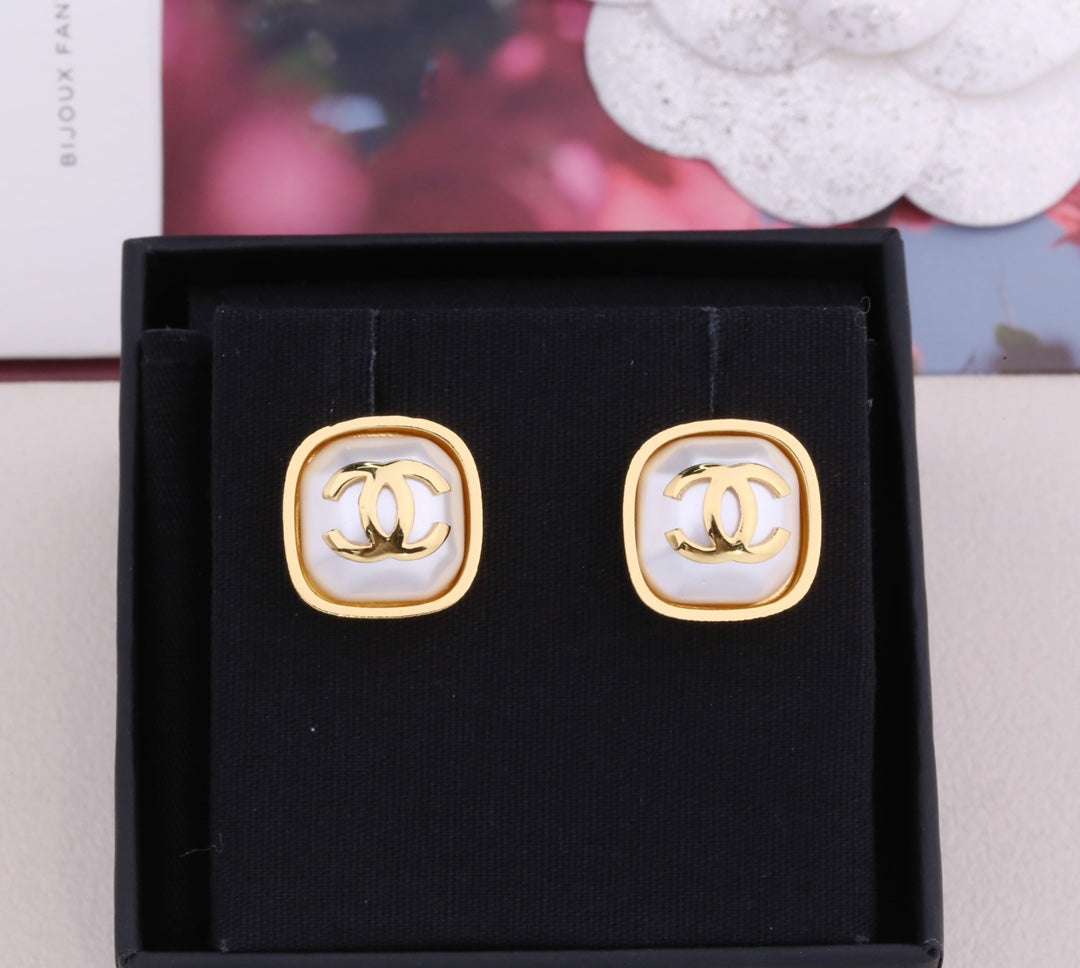 DOUBLE C GOLD MOP STUD EARRINGS