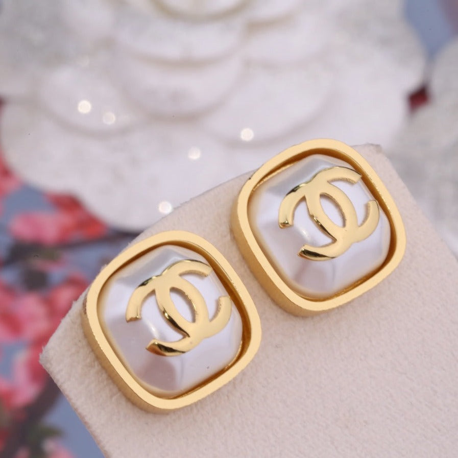 DOUBLE C GOLD MOP STUD EARRINGS