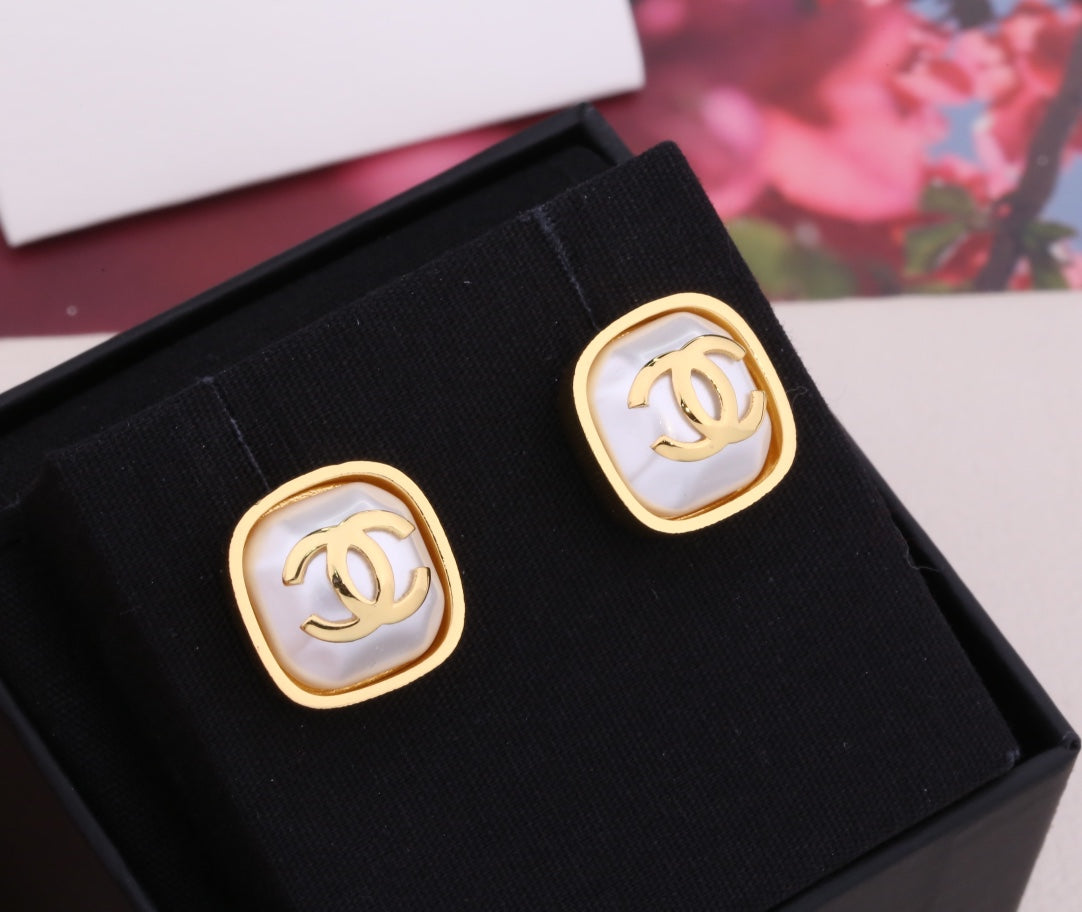 DOUBLE C GOLD MOP STUD EARRINGS