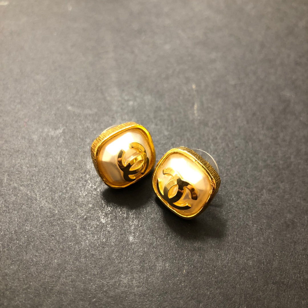 DOUBLE C GOLD MOP STUD EARRINGS