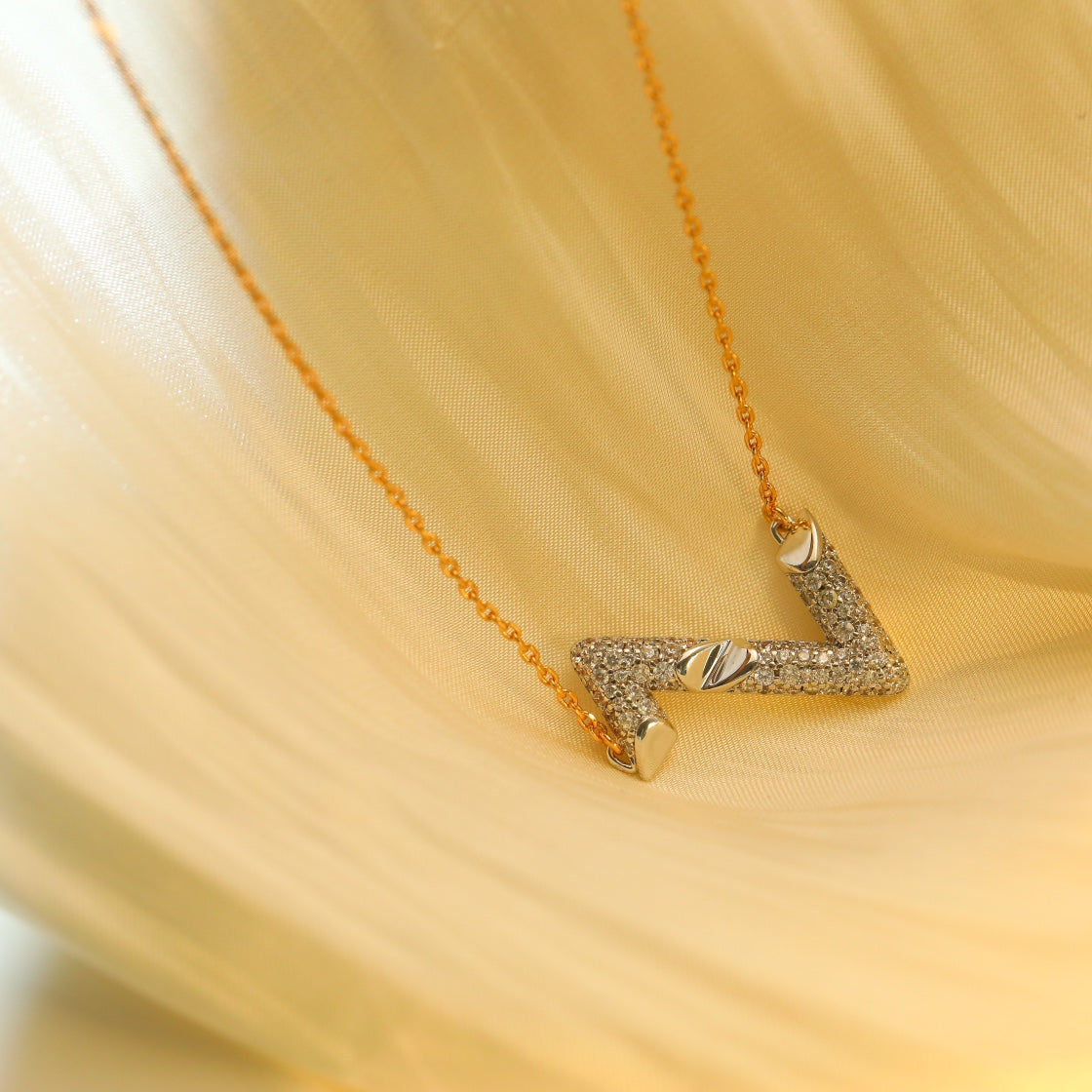 VOLT SILVER DIAMOND PEDANT NECKLACE