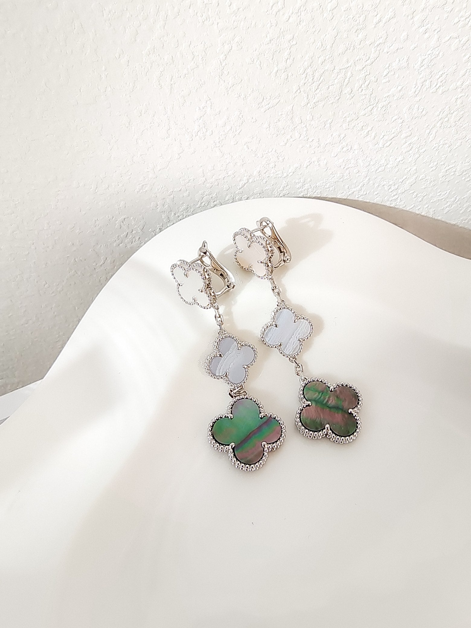 CLOVER 3 MOTIFS CHALCEDONY DARK MOP SILVER EARRINGS