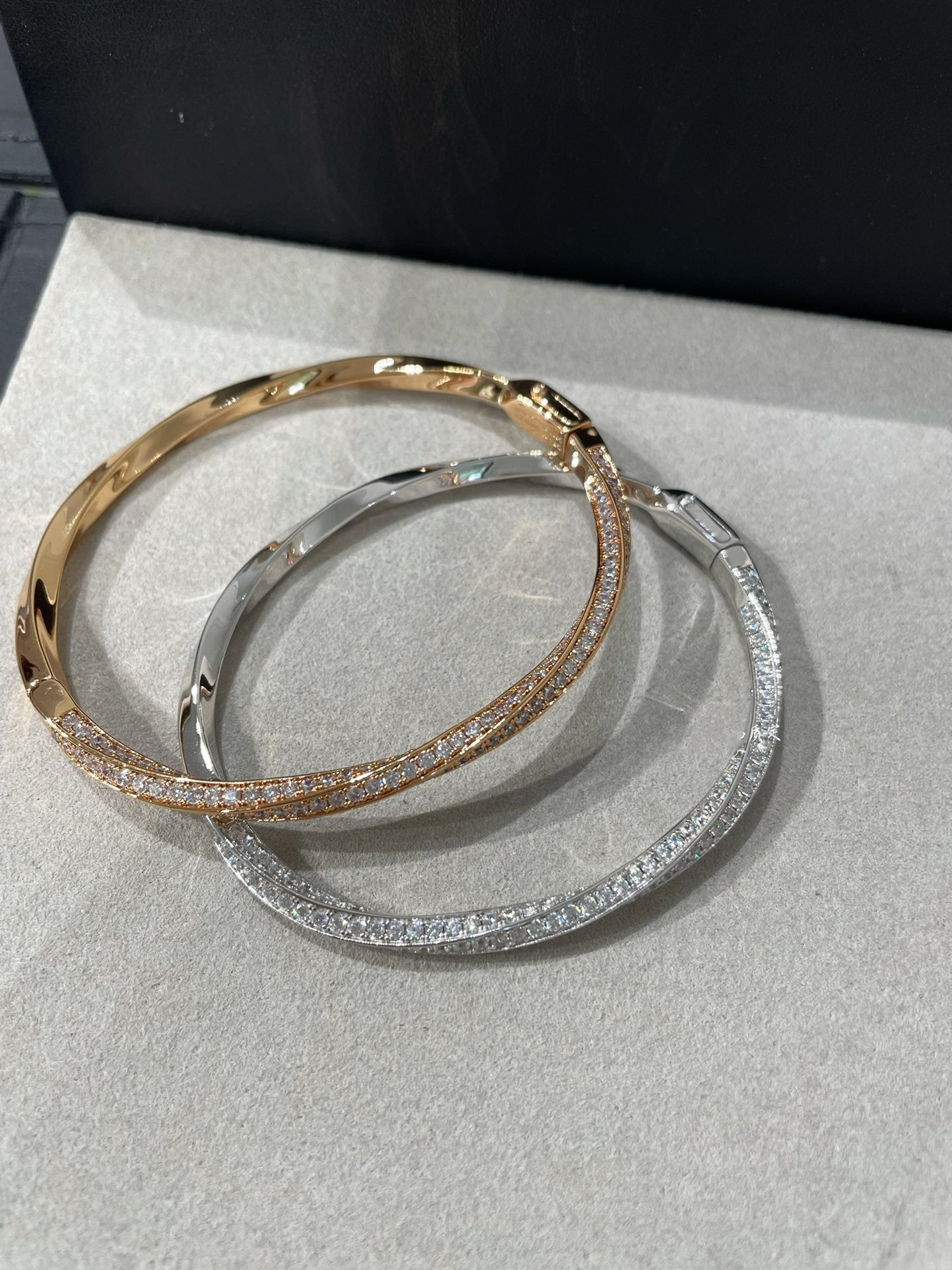 GRA SPIRAL DIAMOND PAVED BRACELET