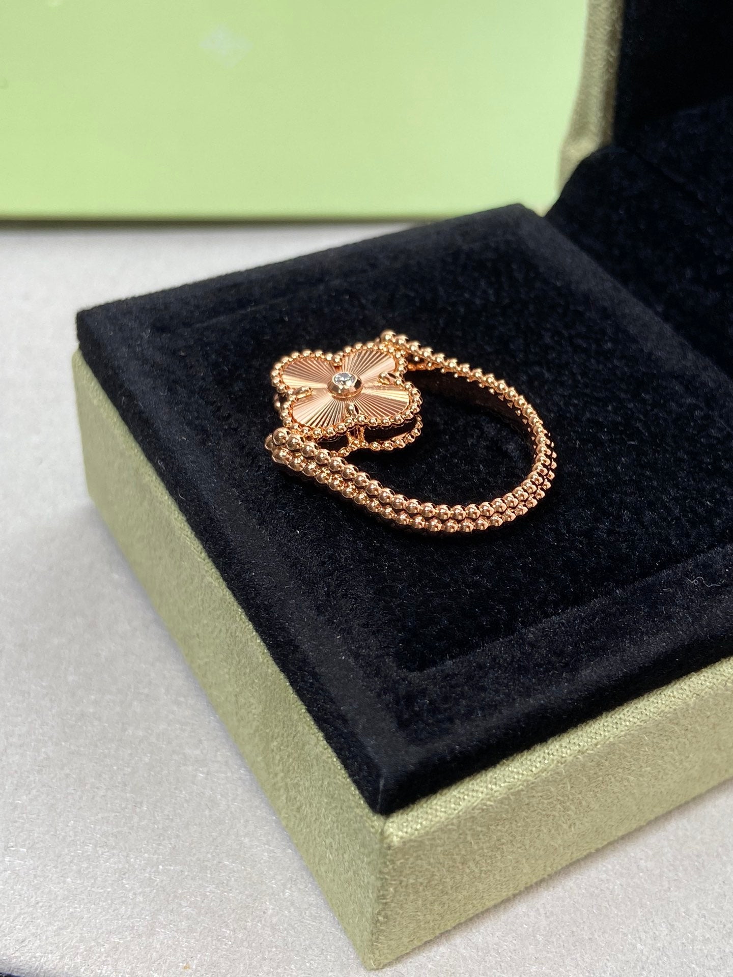 CLOVER RIVERSIBLE PINK GOLD RING