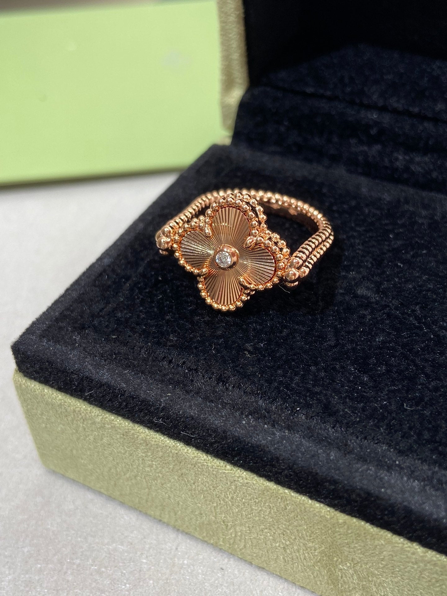 CLOVER RIVERSIBLE PINK GOLD RING