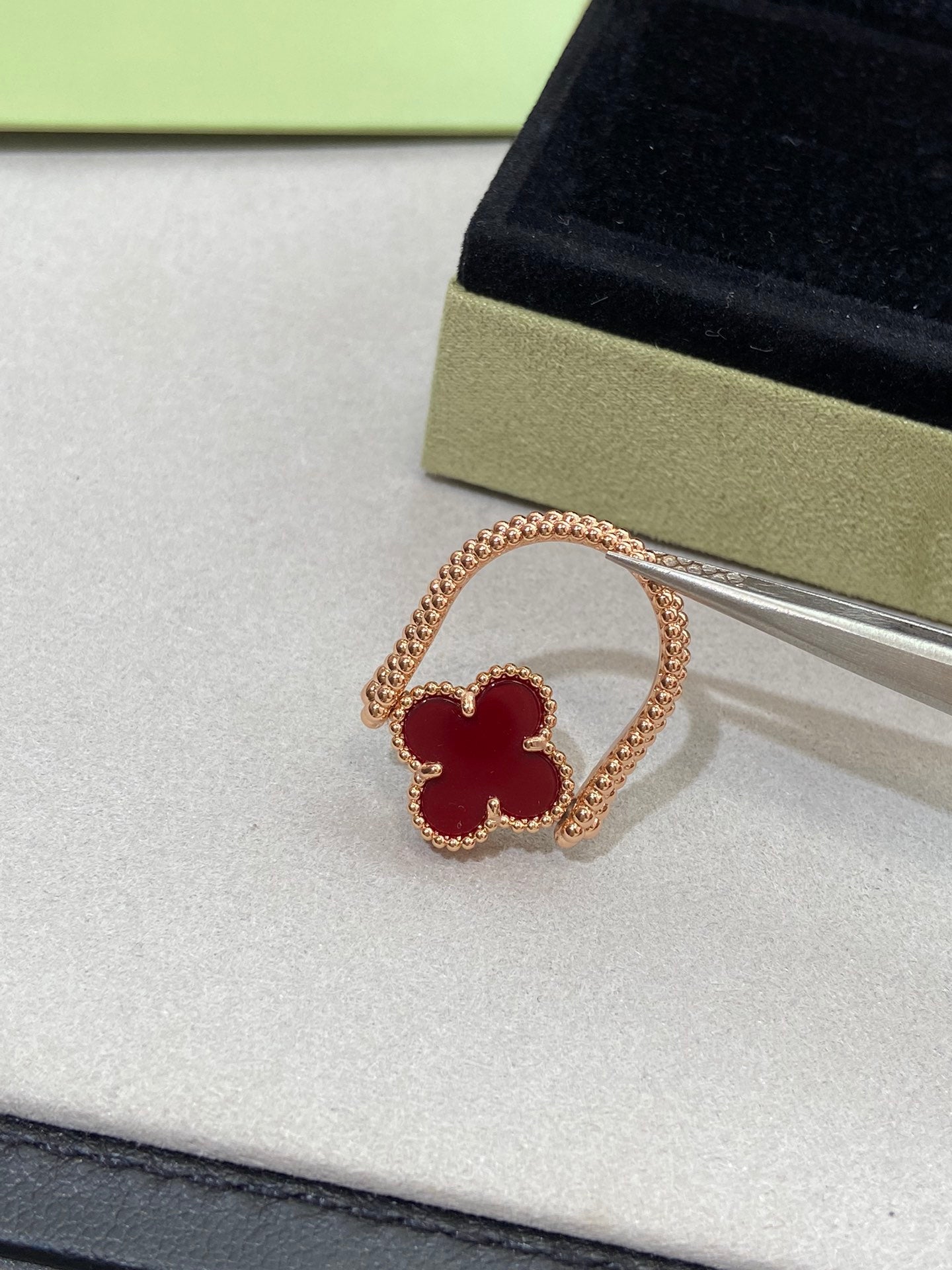 CLOVER RIVERSIBLE PINK GOLD RING