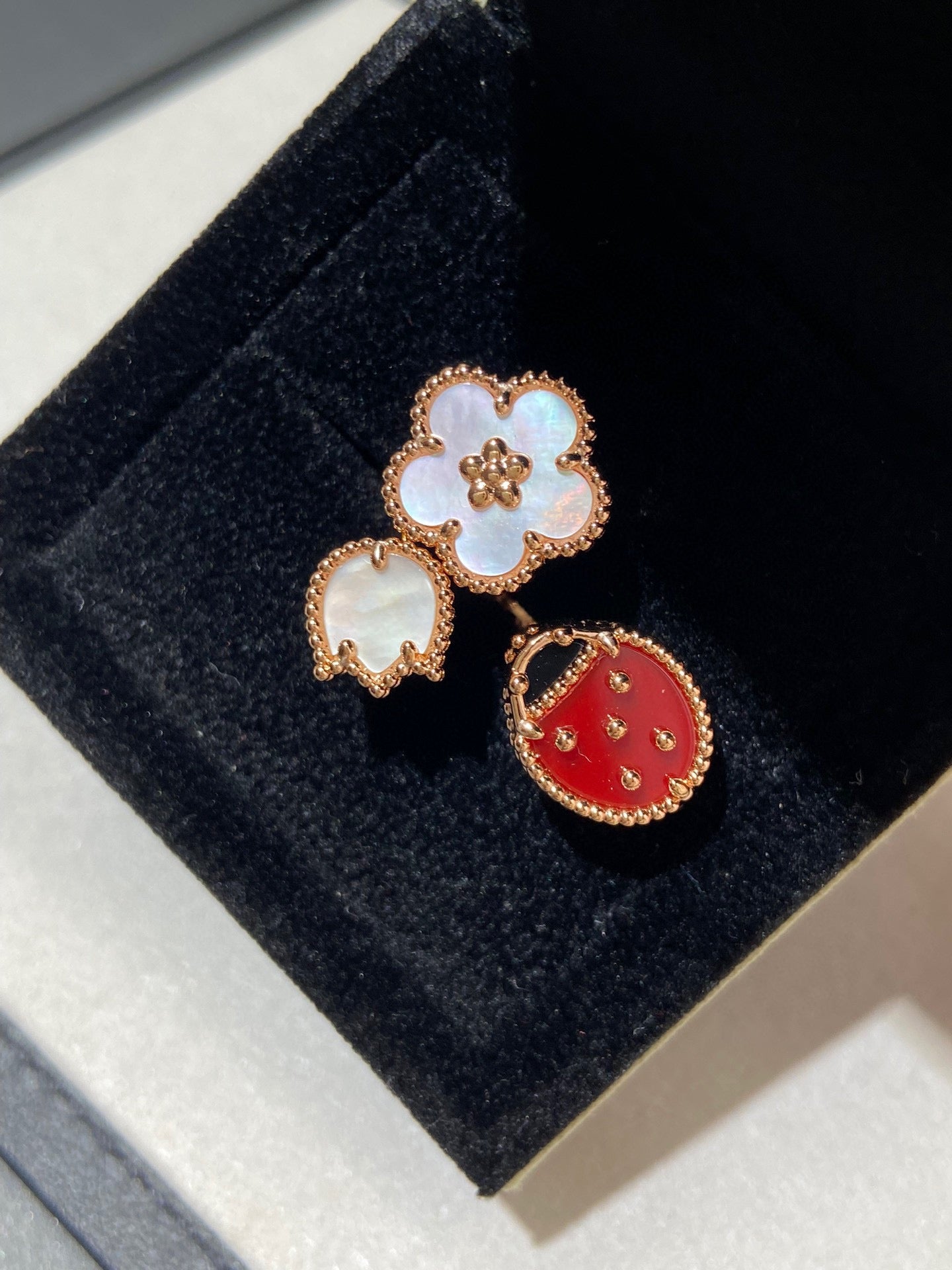 LUCKY SPRING 3 MOTIF PINK GOLD RING