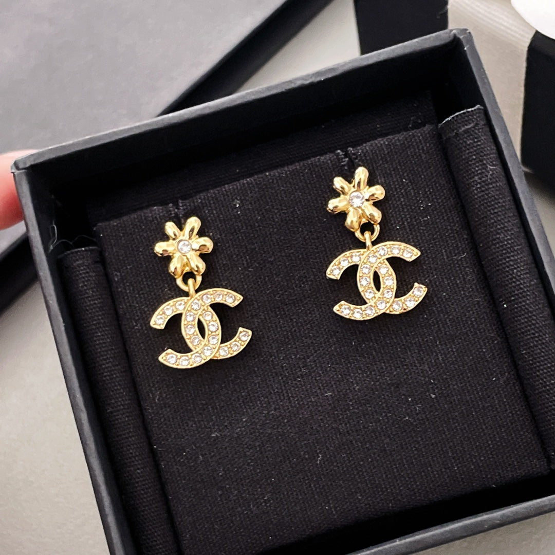 MINI FLOWER DOUBLE C DIAMOND GOLD EARRINGS