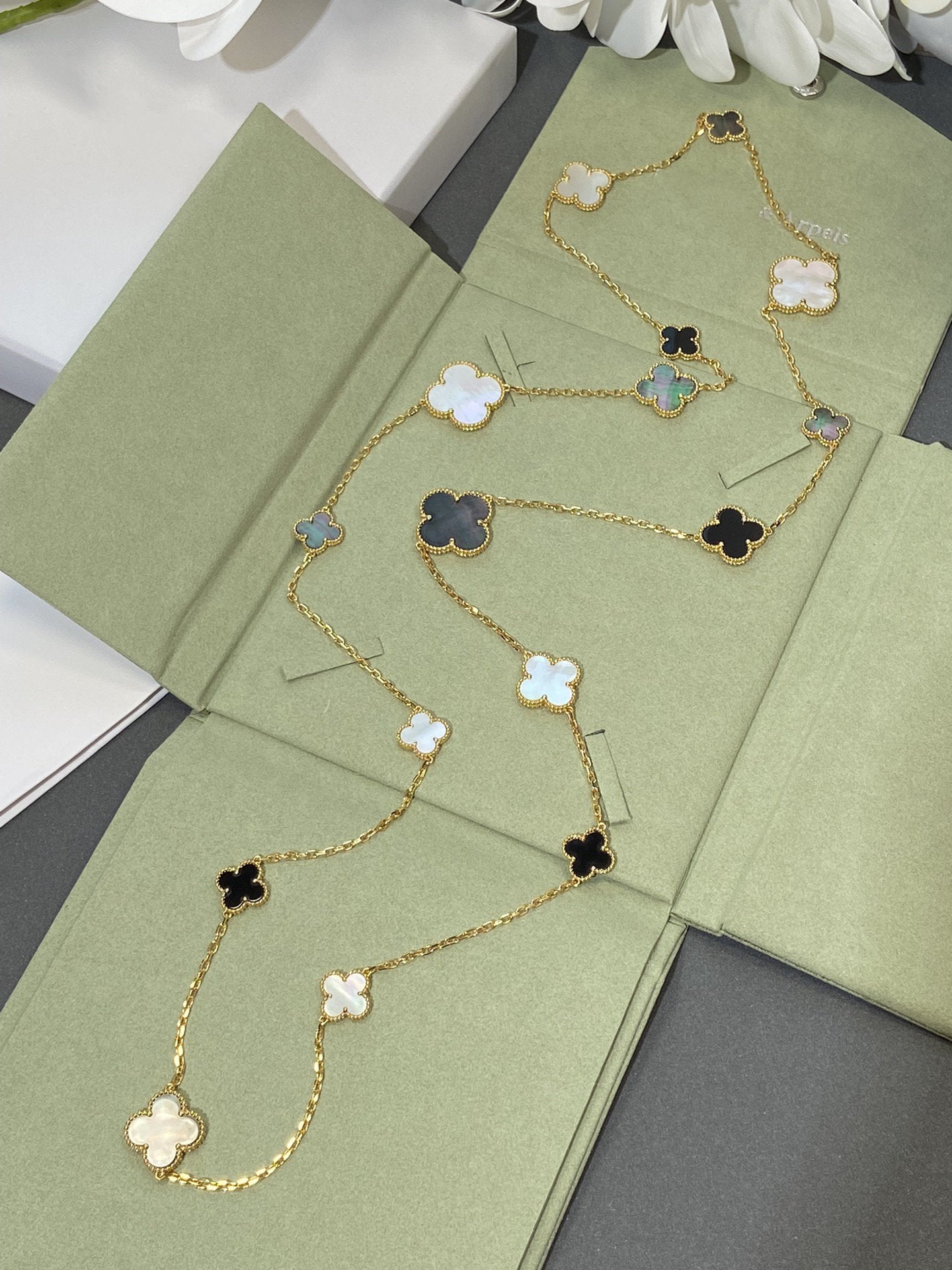 CLOVER ONYX MOP 16 MOTIF GOLD 130CM NECKLACE