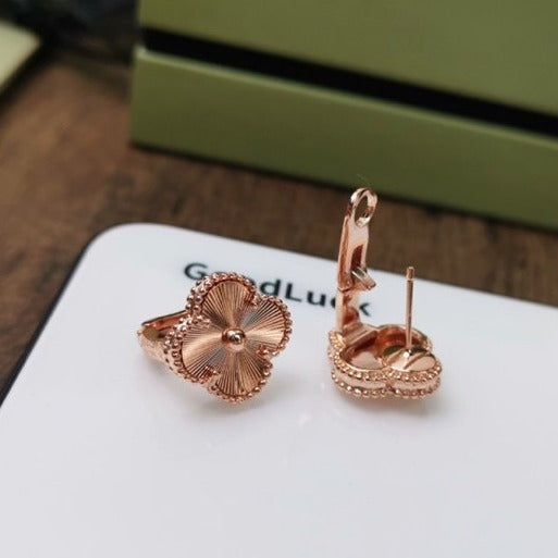 CLOVER MEDIUM STUD EARRINGS