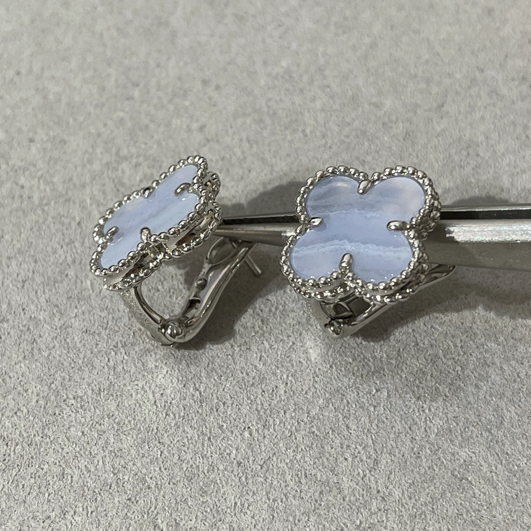 CLOVER CHALCEDONY SILVER STUD EARRINGS