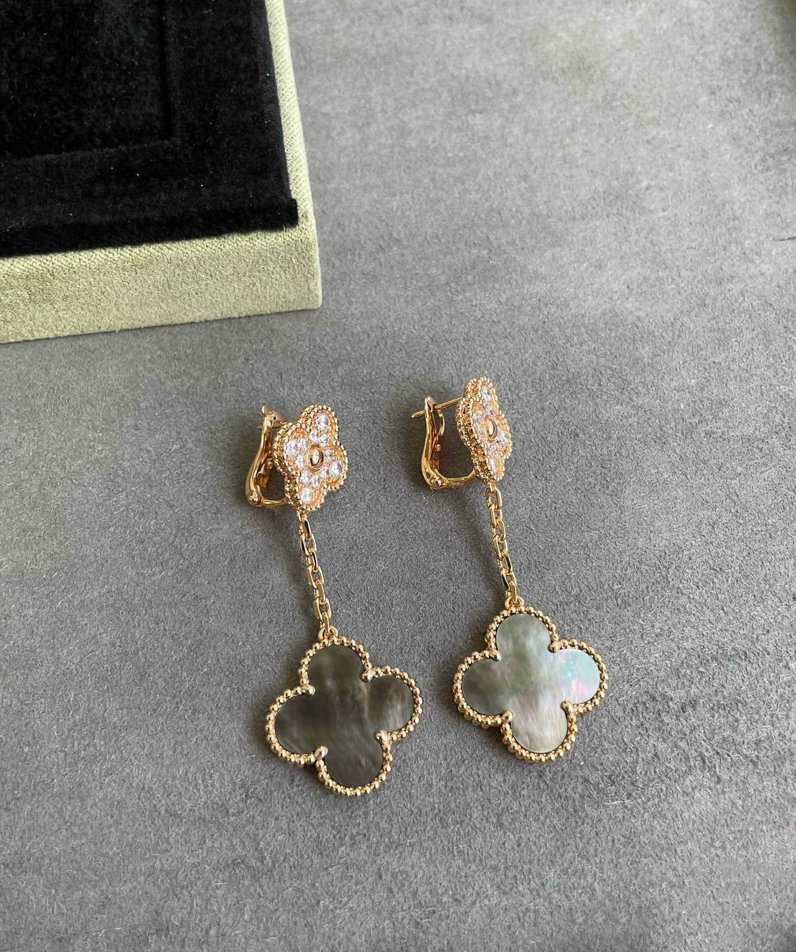 CLOVER 2 MOTIF DIAMOND DARK MOP EARRINGS