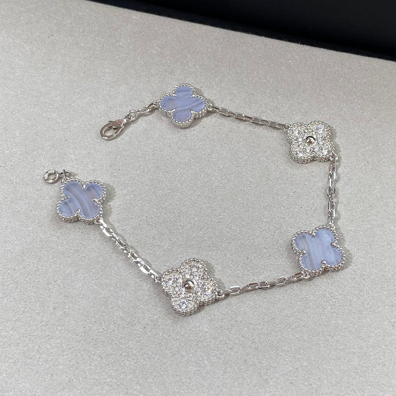 CLOVER 5 MOTIF SILVER CHALCEDONY DIAMOND BRACELET