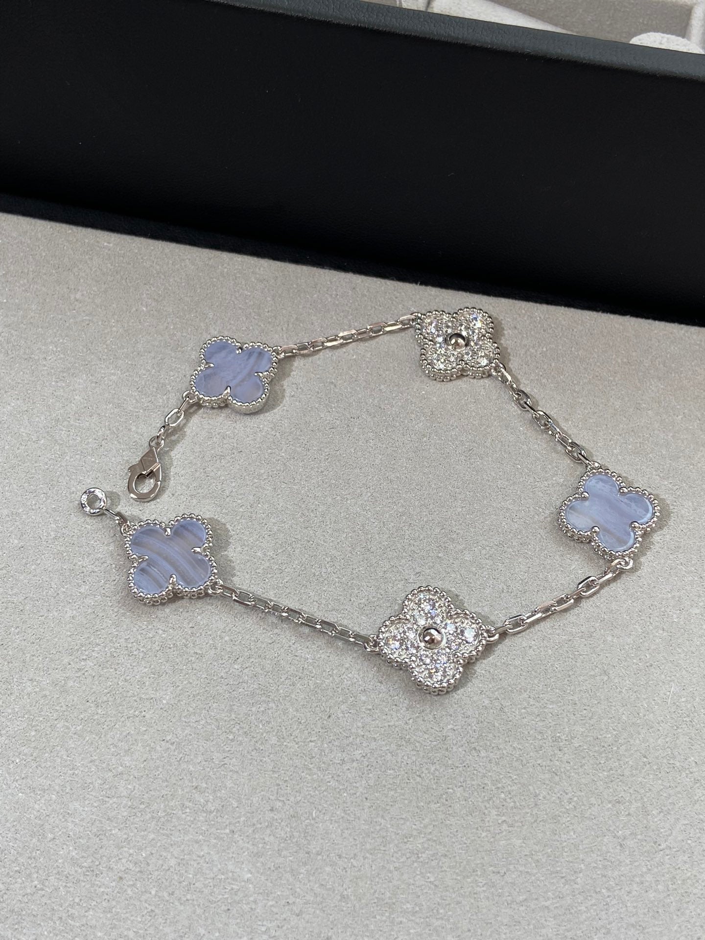 CLOVER 5 MOTIF SILVER CHALCEDONY DIAMOND BRACELET