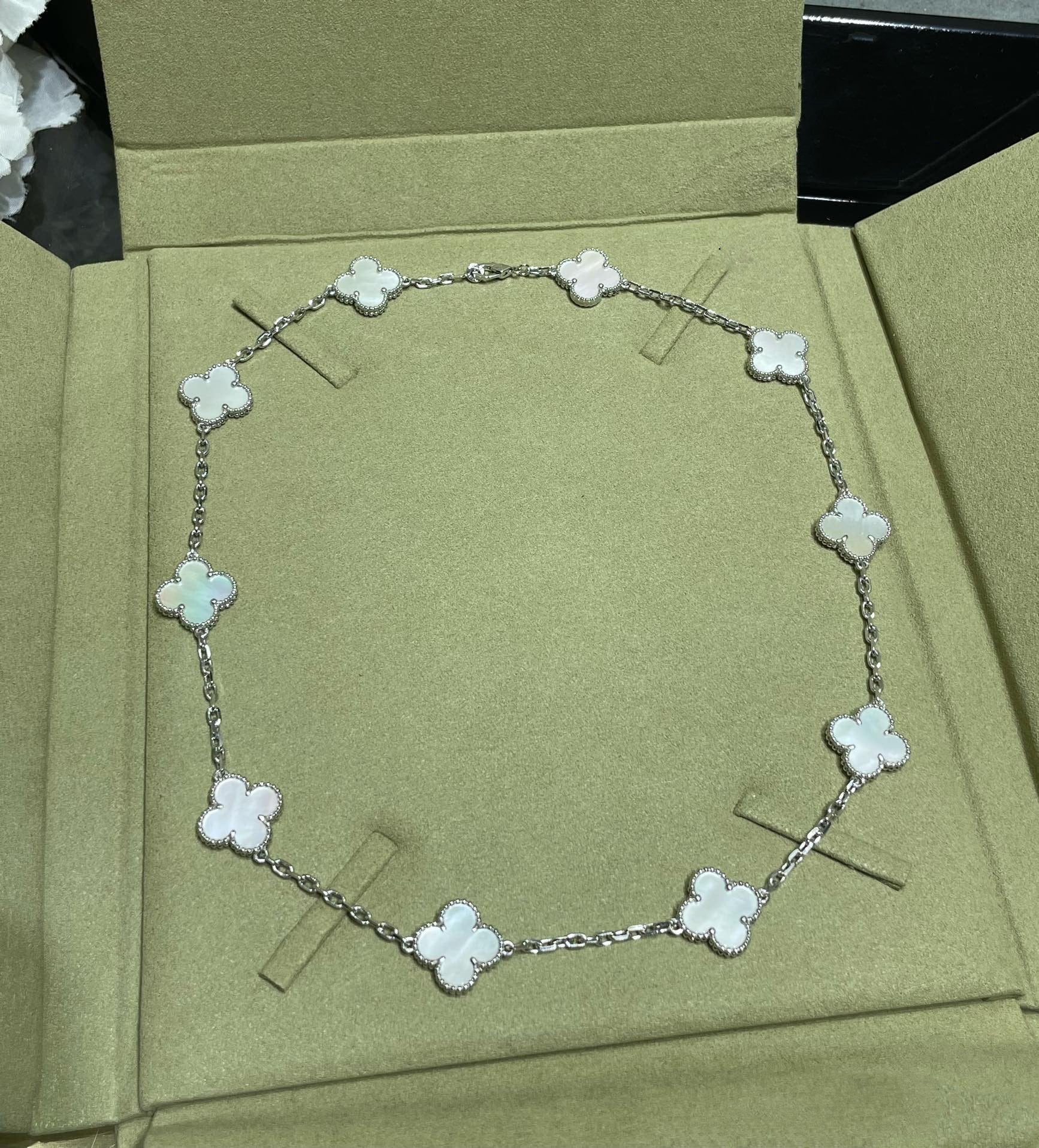 CLOVER 10 MOTIF WHITE MOP NECKLACE