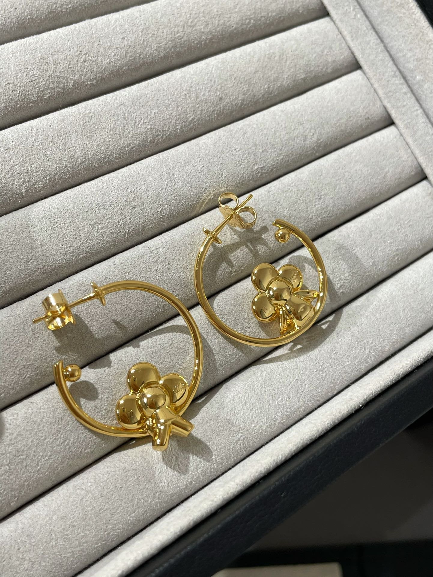 LV VIENVIEN GOLD HOOP EARRINGS