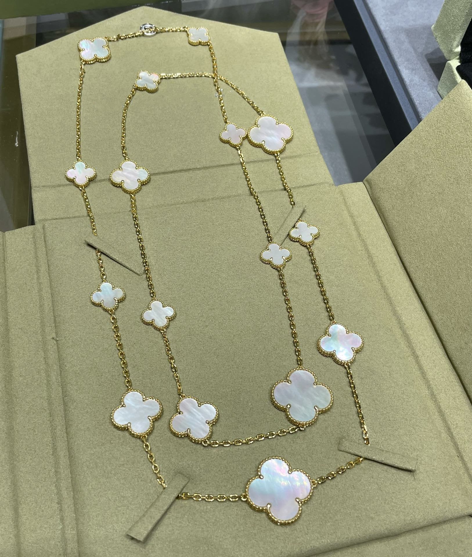 CLOVER 16 MOTIF WHITE MOP GOLD NECKLACE