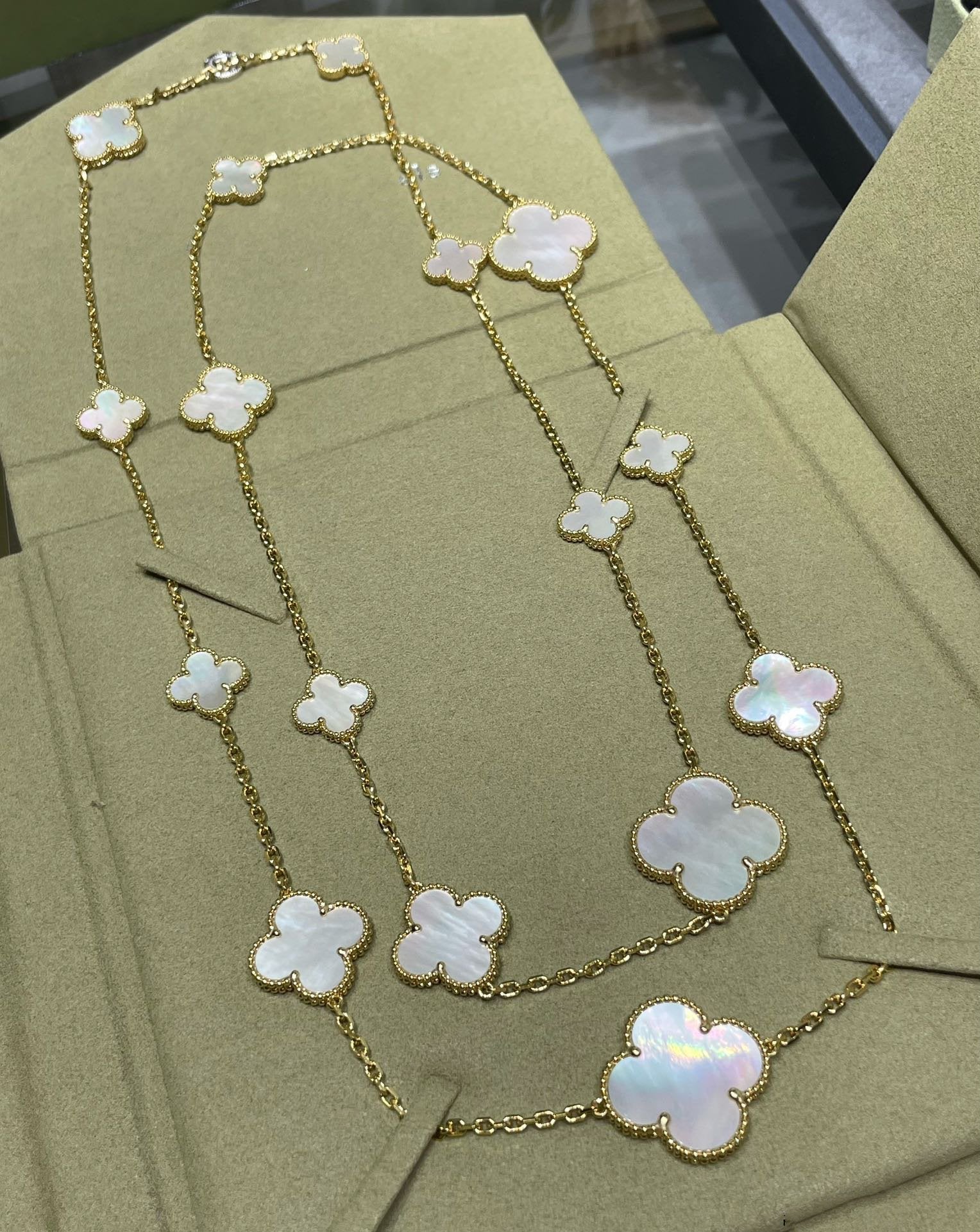 CLOVER 16 MOTIF WHITE MOP GOLD NECKLACE