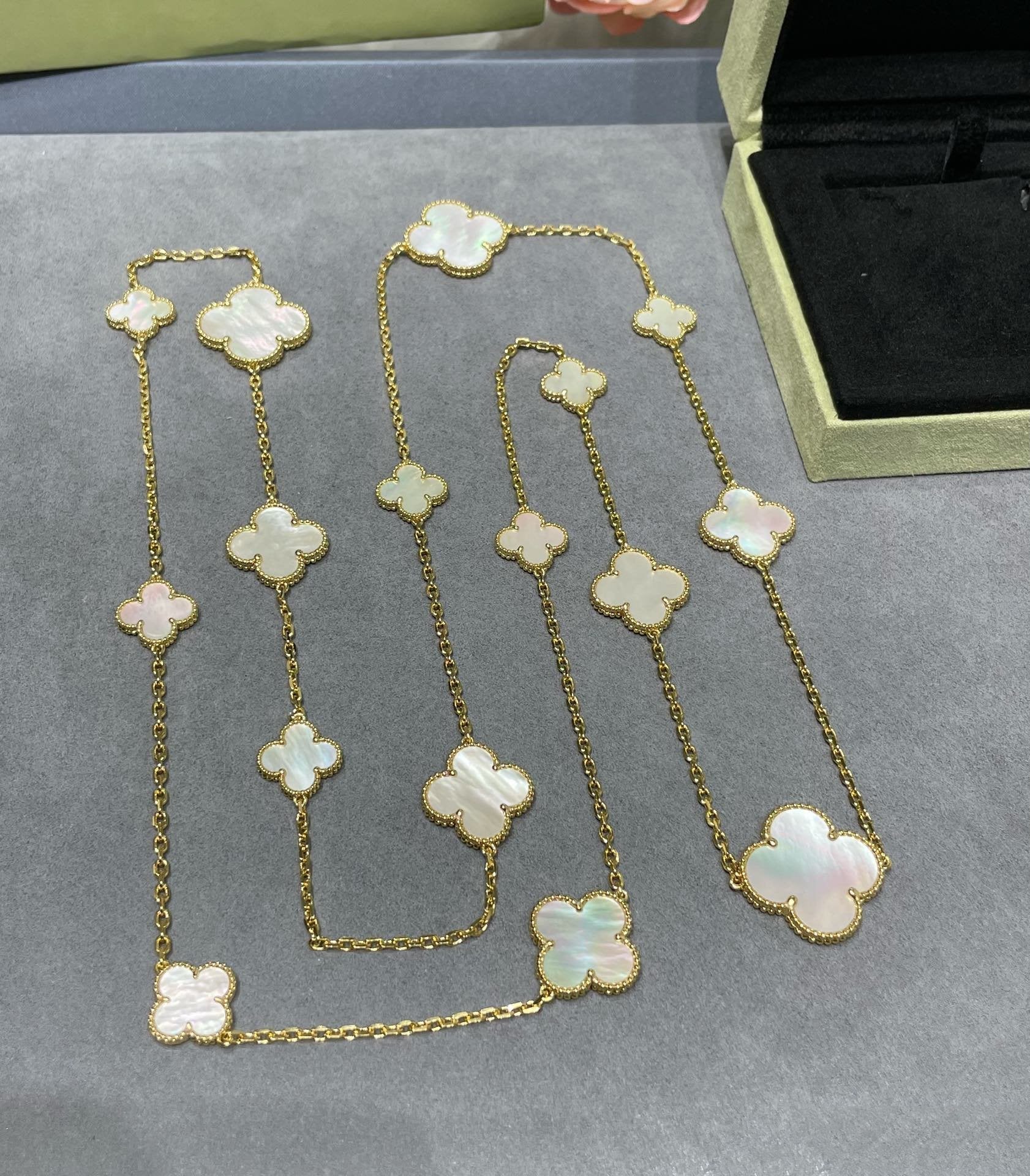 CLOVER 16 MOTIF WHITE MOP GOLD NECKLACE