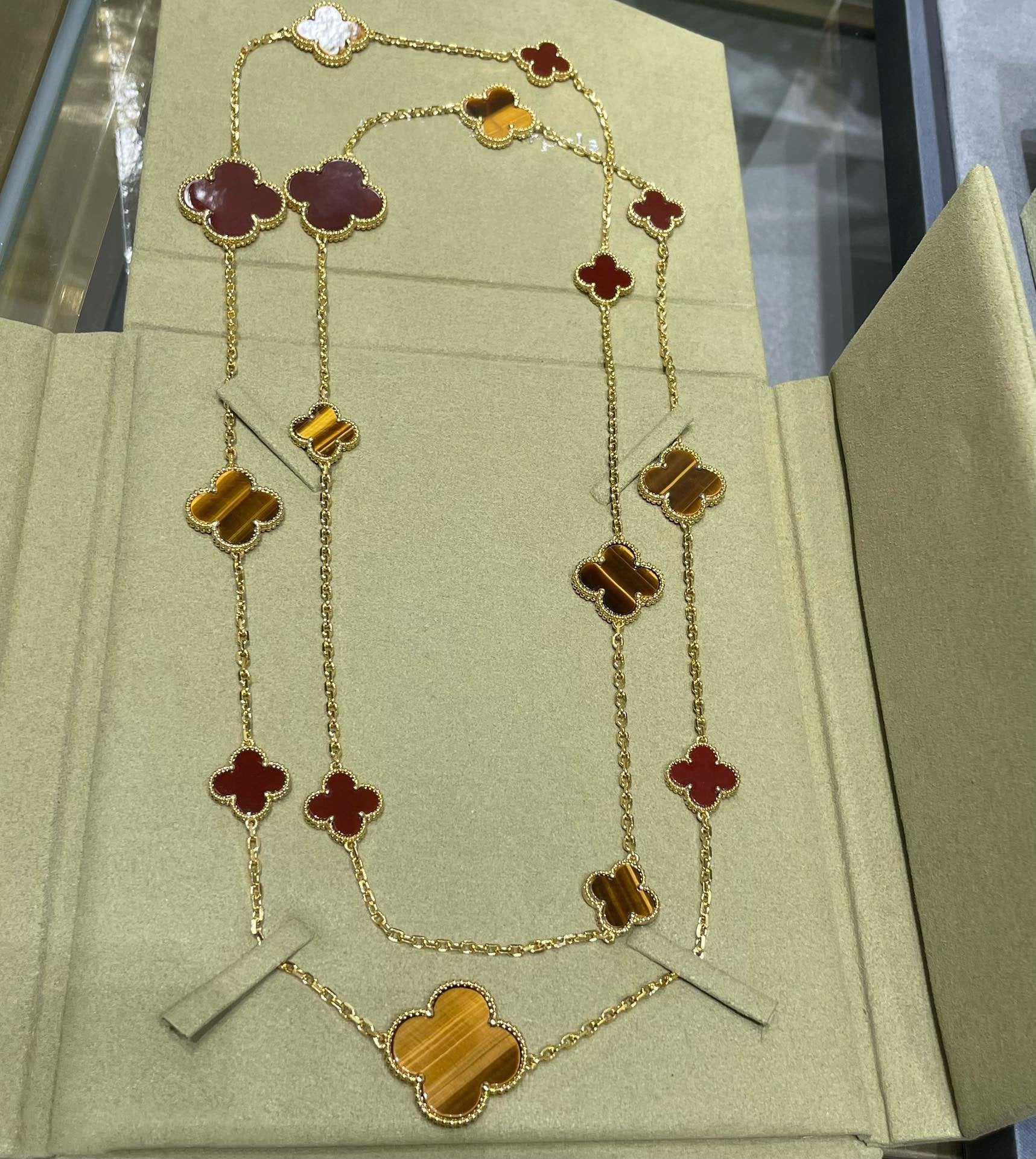 CLOVER 16 MOTIF CARNELIAN TIGER EYE PINK GOLD NECKLACE