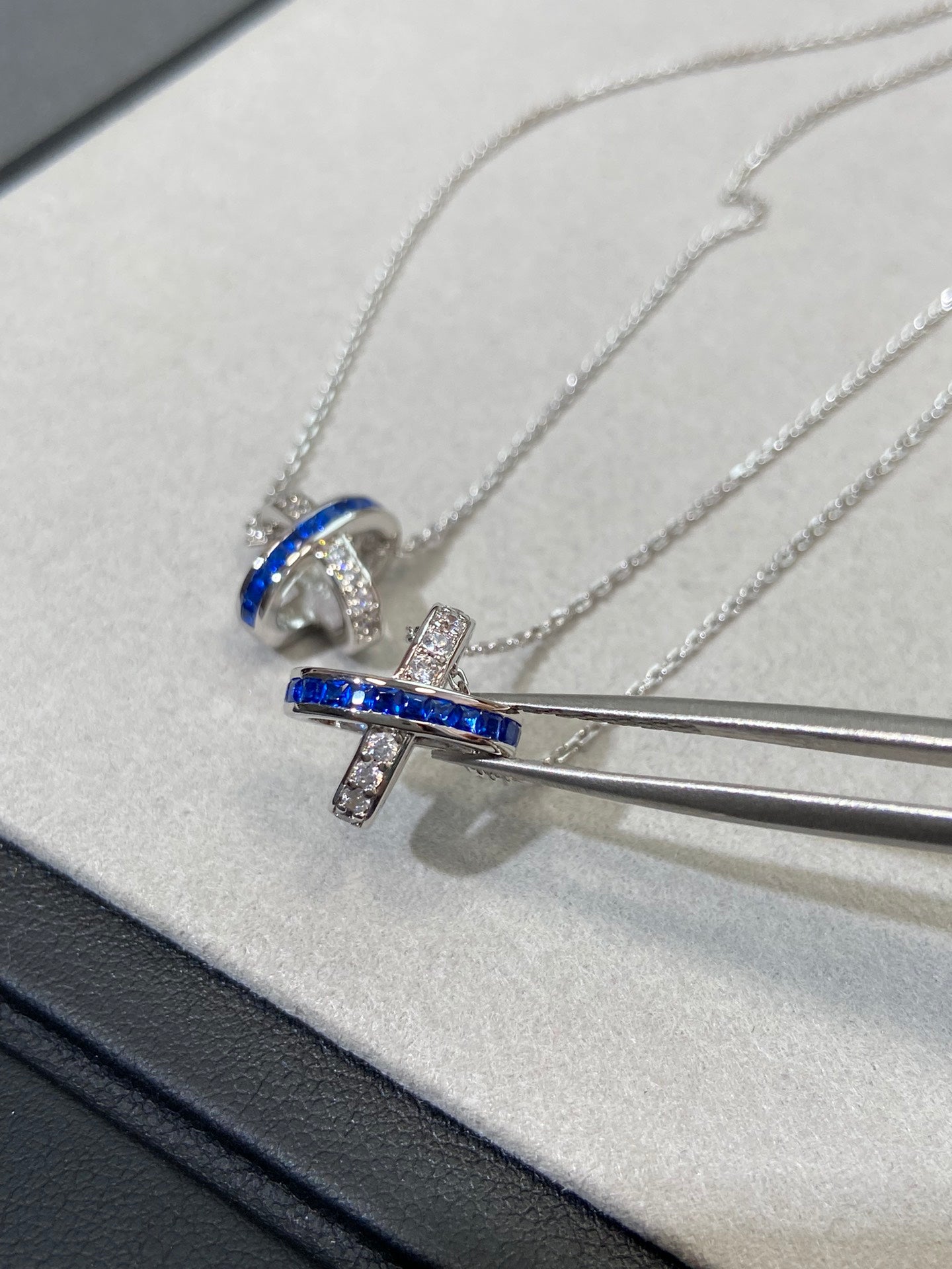 LIENS SILVER BLUE DIAMOND NECKLACE