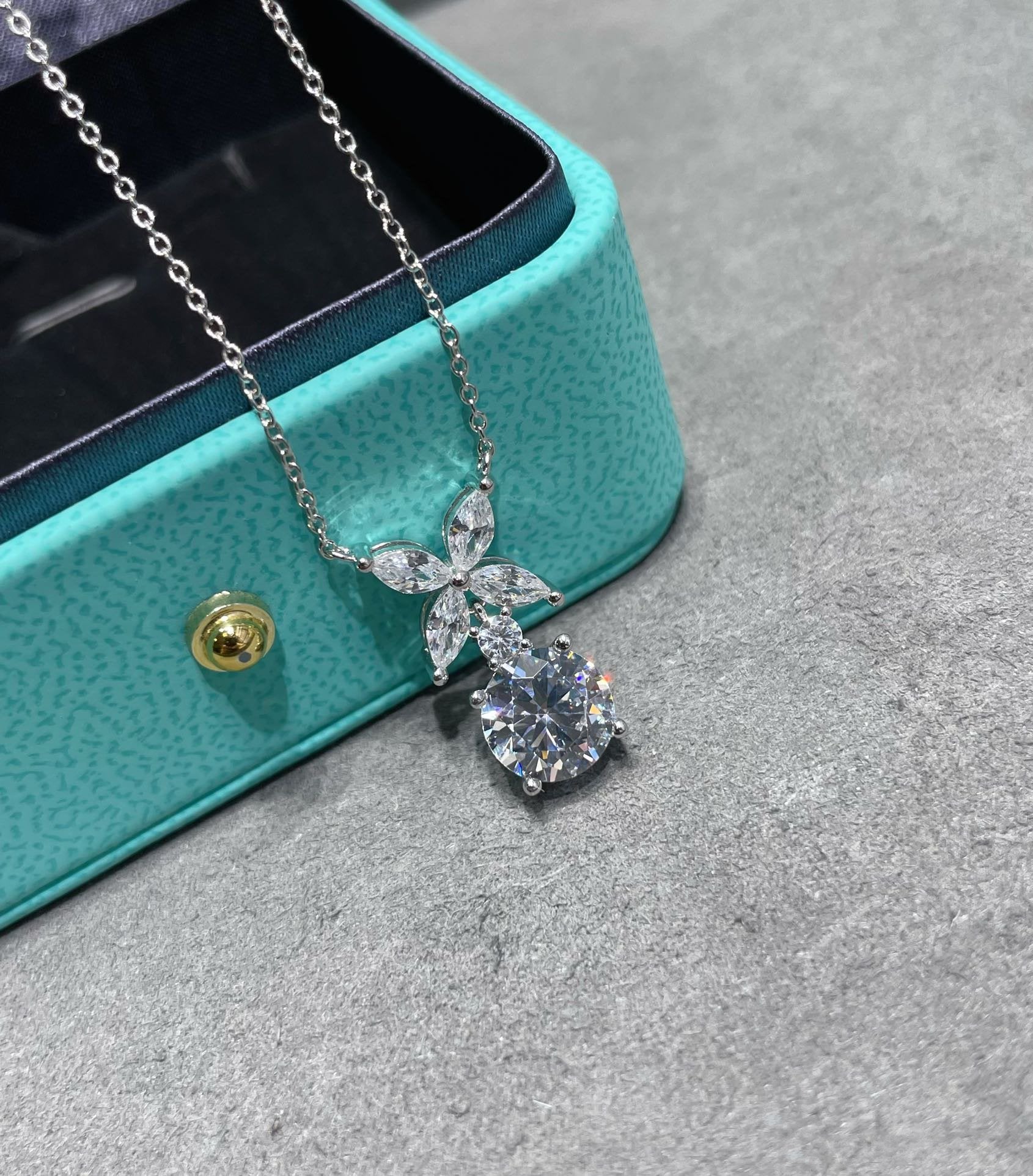 VICTORIA PENDANT SILVER DIAMOND NECKLACE