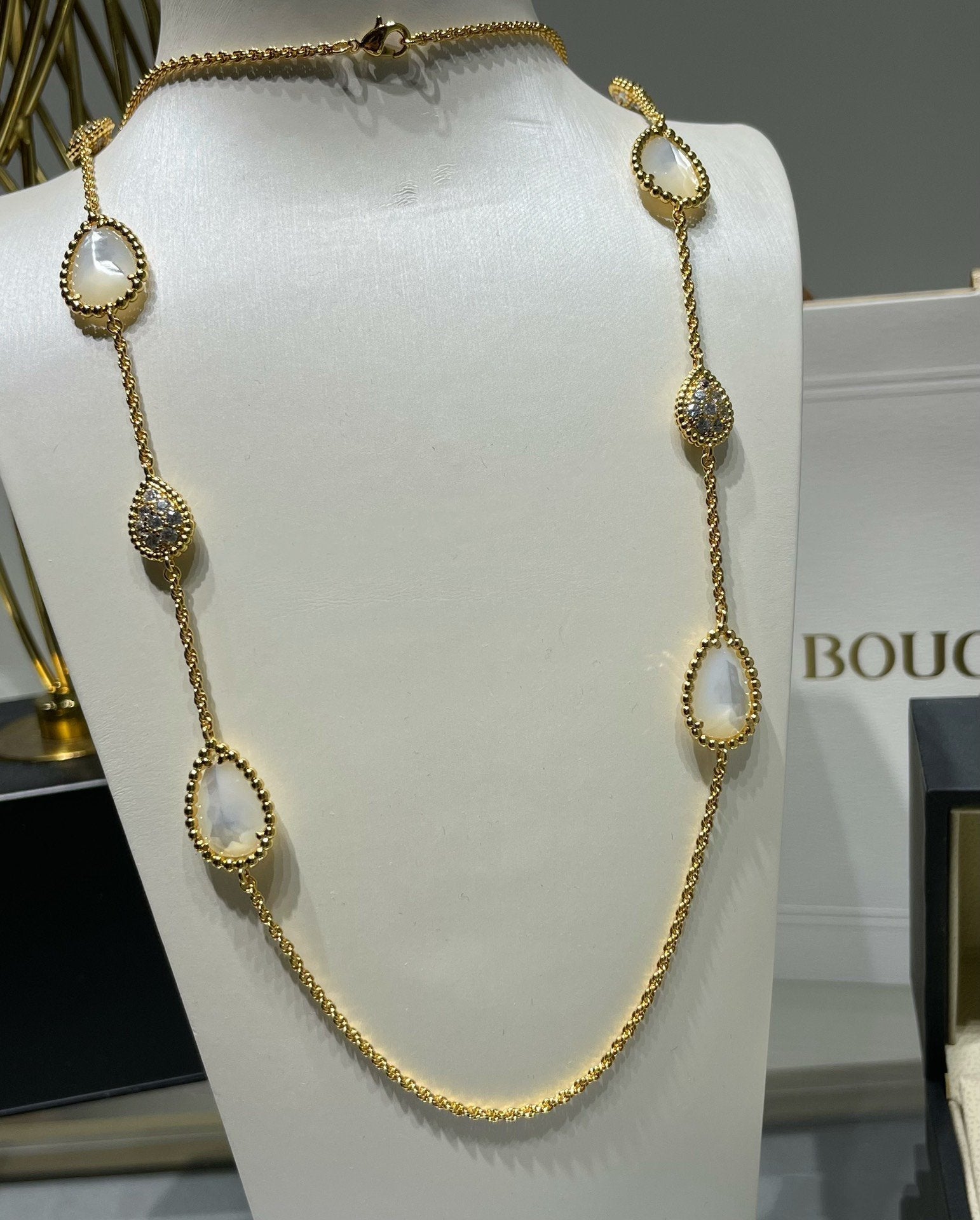 BOHEME 16 MOTIF MOP DIAMOND GOLD NECKLACE