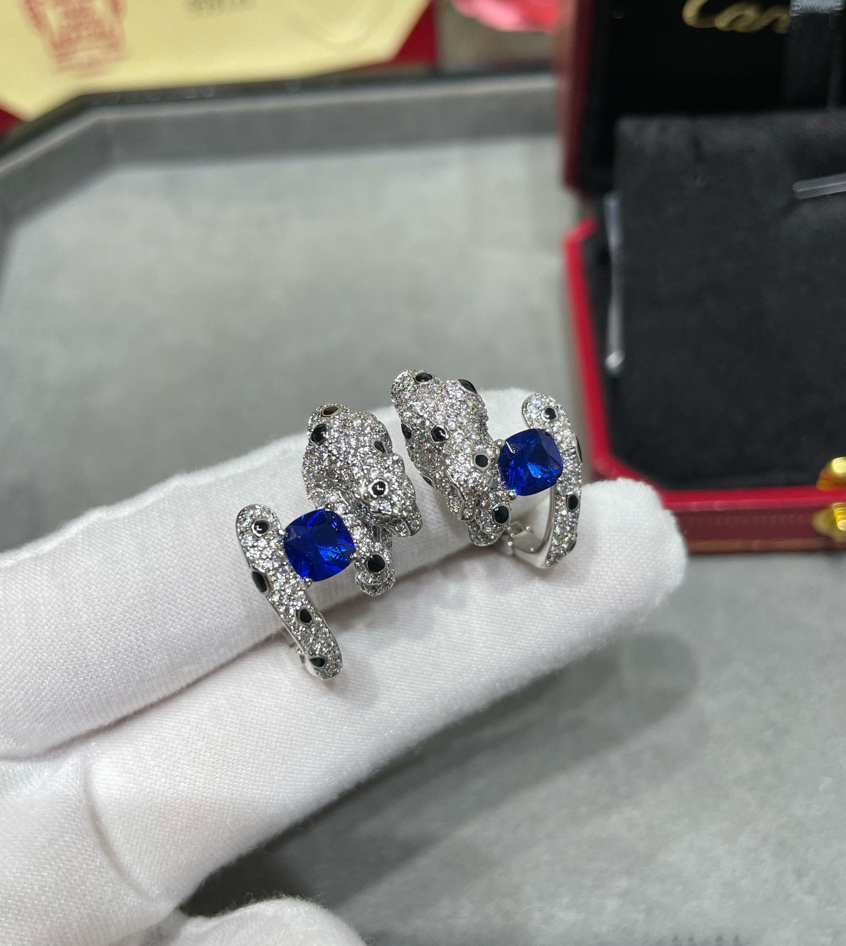 PANTHERE DE CARTI BLUE DIAMOND EARRINGS