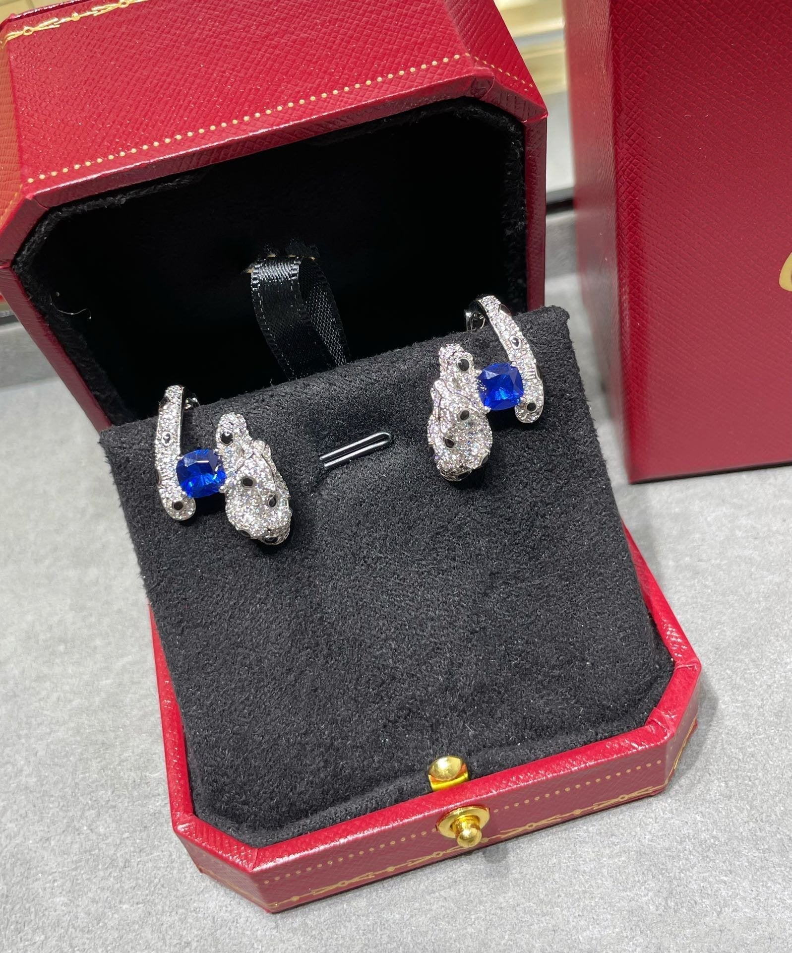 PANTHERE DE CARTI BLUE DIAMOND EARRINGS