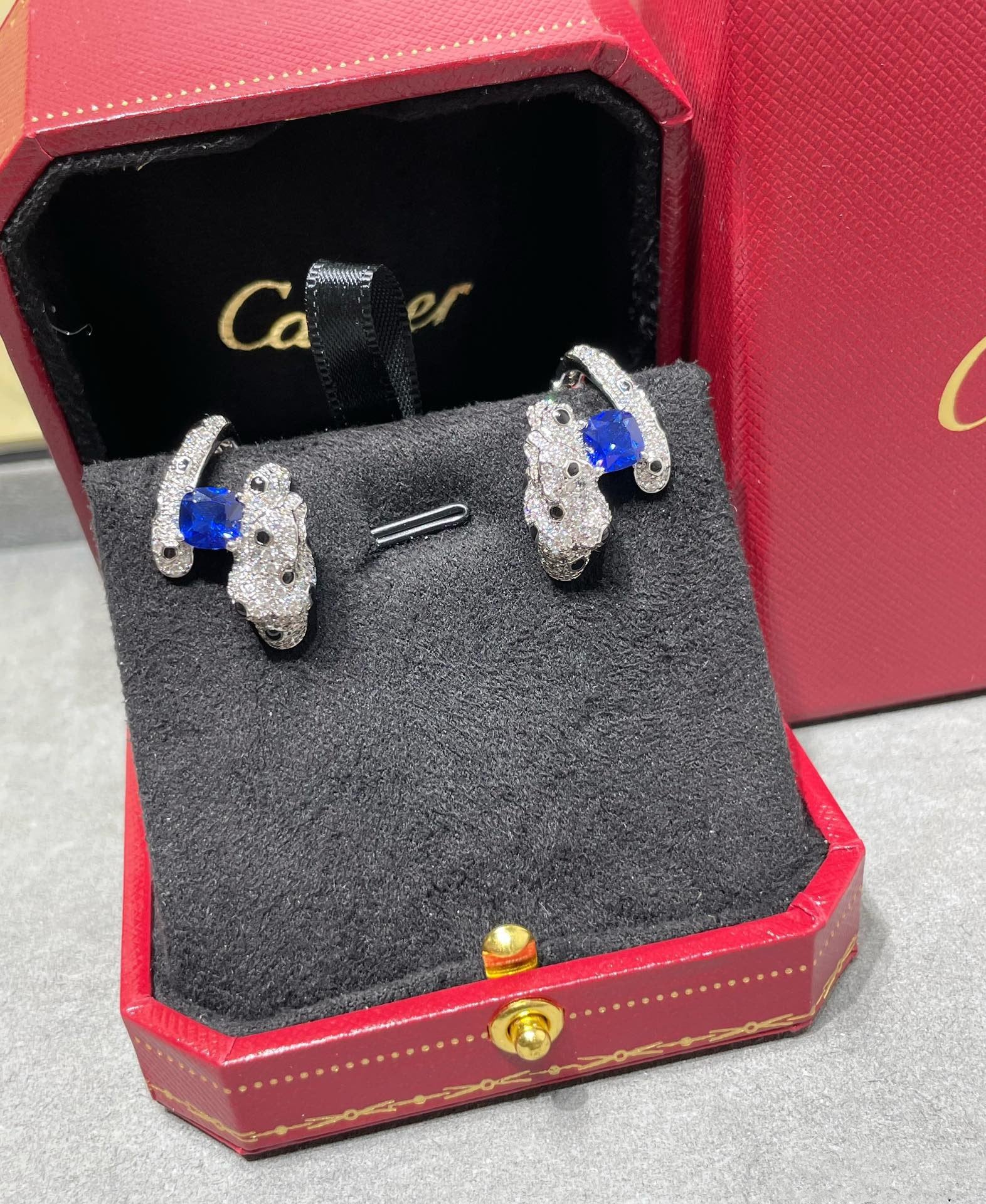 PANTHERE DE CARTI BLUE DIAMOND EARRINGS