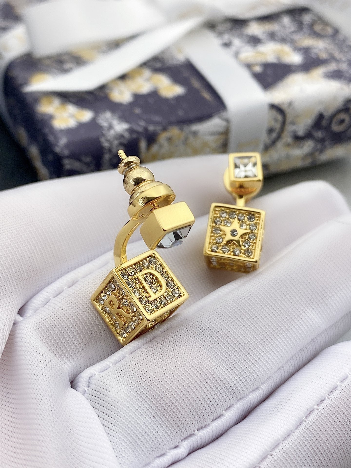 D-STAR GOLD DIAMOND EARRINGS