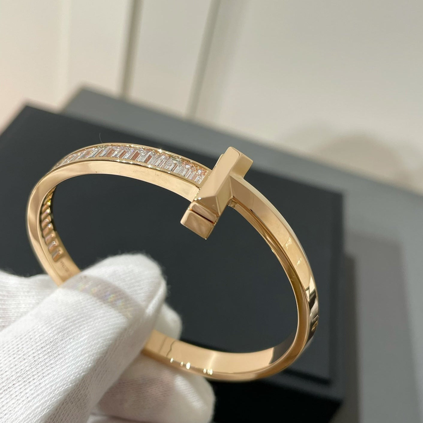 WIDE HINGED BANGLE PINK GOLD WITH BAGUETTE DIAMONDS