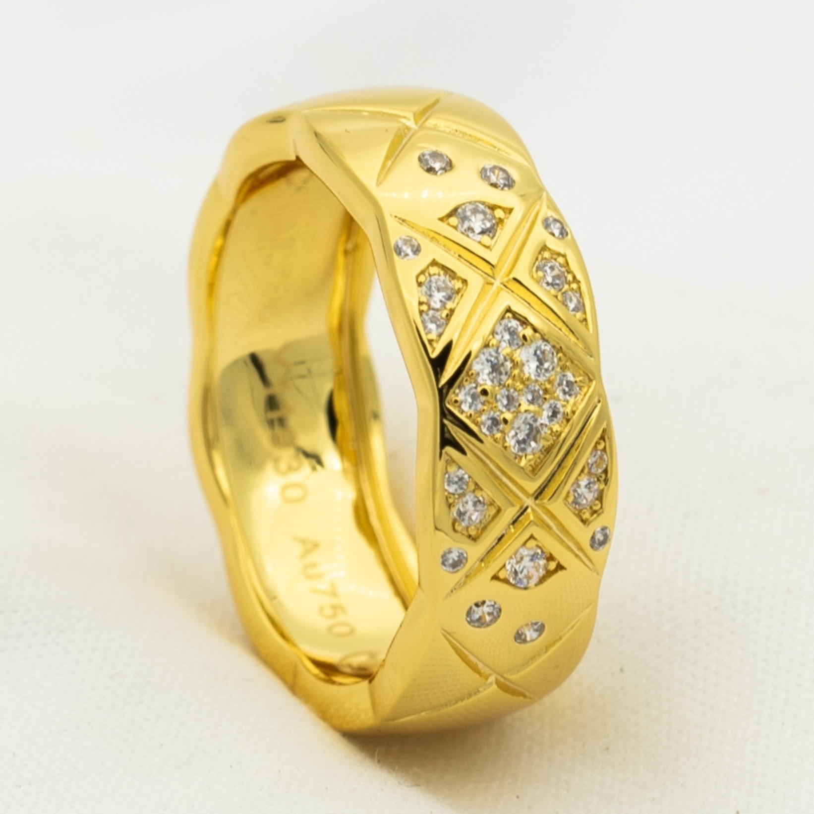 CRUSH RING 6.8MM GOLD DIAMONDS QUILTED