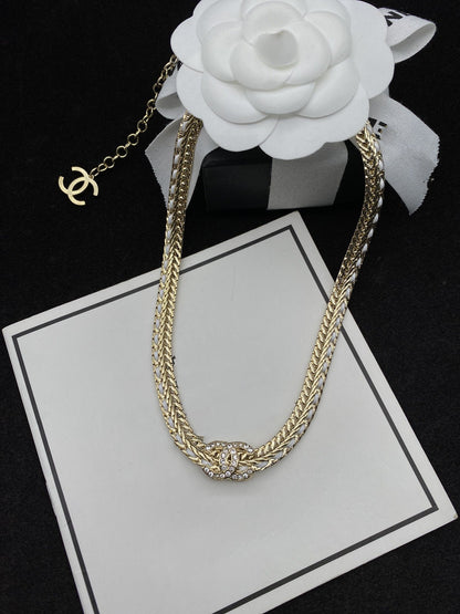 DOUBLE C WHITE STRING NECKLACE GOLD DIAMOND