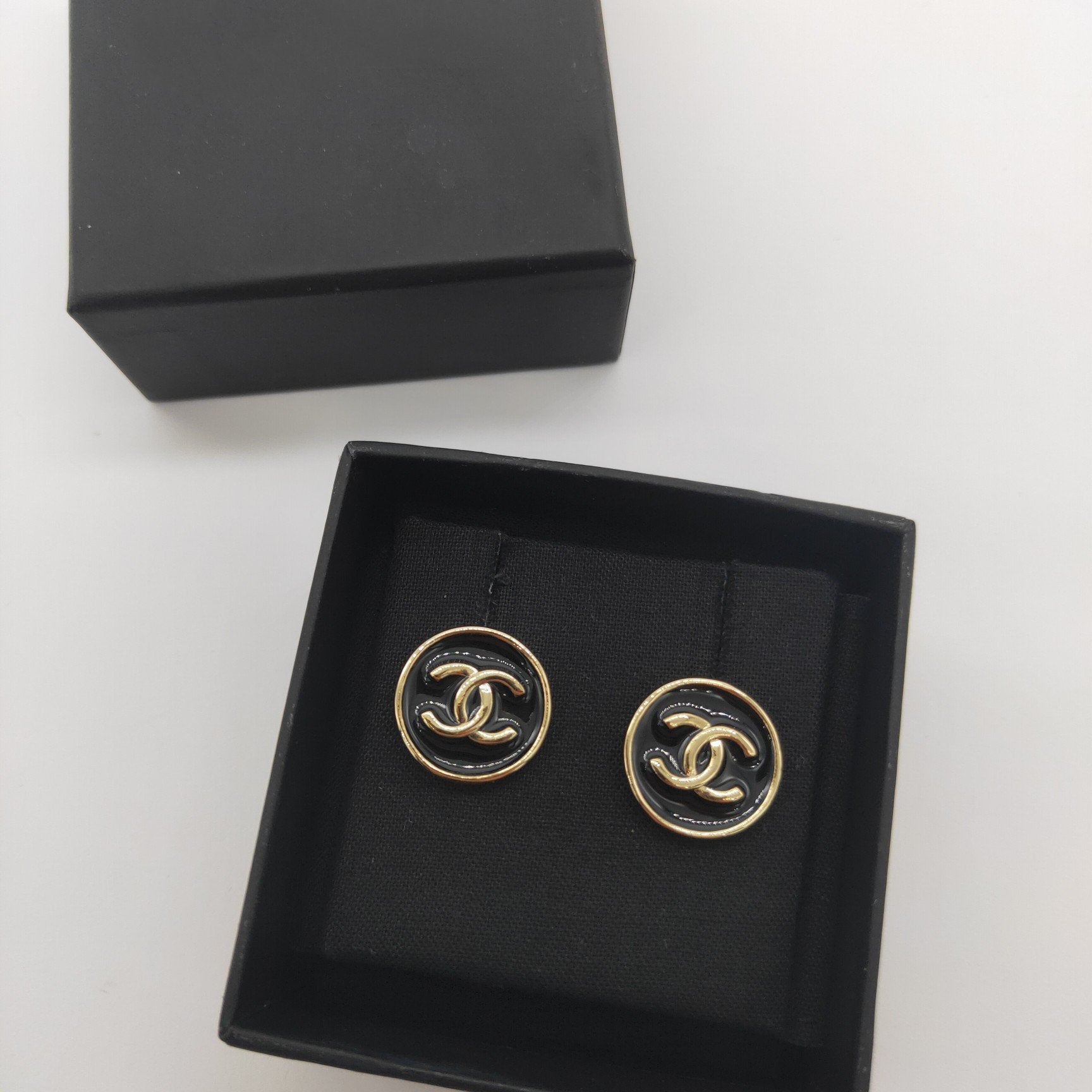 DOUBLE C BLACK GOLD STUD EARRINGS